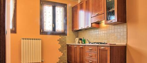 Jääkaappi, mikroaaltouuni, liesi, astianpesukone