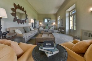 Tv, pejs, dvd-afspiller, bordtennisbord