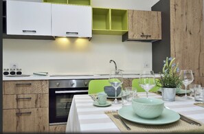 Fridge, oven, stovetop, dishwasher