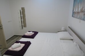 2 bedrooms, iron/ironing board, WiFi