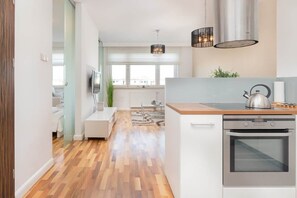 Een koelkast, een magnetron, een oven, een kookplaat