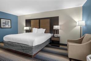 Premium bedding, down duvets, desk, laptop workspace - Sleep Inn Indianapolis East (Indianapolis)