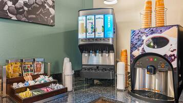Una estación autoservicio de bebidas con diversas opciones, como agua, jugo y café.
