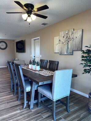 Dining - Comfy Home/Travel Nurse/Work/Long Stays/Vacation Stays. (Apple Valley)
