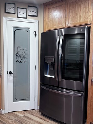 Interior - Comfy Home/Travel Nurse/Work/Long Stays/Vacation Stays. (Apple Valley)