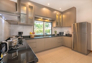 Refrigerador, microondas, horno, placa de cocina