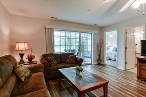 Televisio, takka, työhuone