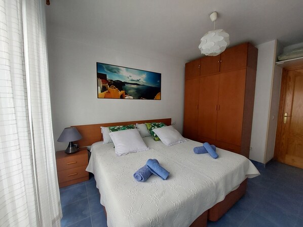 1 habitación, tabla de planchar con plancha, wifi gratis y ropa de cama