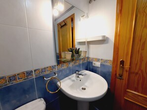 Dusche, Haartrockner, Handtücher, Toilettenpapier