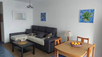 Een televisie en boeken