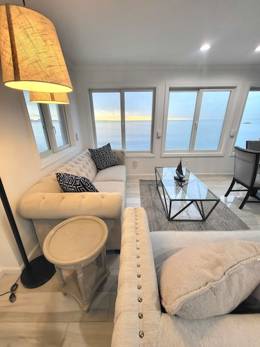 PRIVATE BEACH: BEACHFRONTS & BALCONIES @ NIANTIC W/ 6 QUEENS