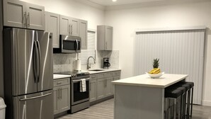Cafetera/tetera, refrigerador, microondas, horno