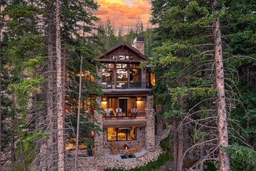 Ultimate Luxury Ski Chalet | Casa de Montana | Hot Tub, Vintage Video Games & More!