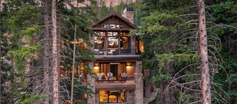 Ultimate Luxury Ski Chalet | Casa de Montana | Hot Tub, Vintage Video Games & More!