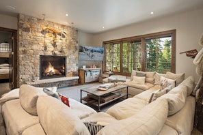 Smart TV, fireplace, video games, books - Casa de Montana | Luxury Ski Chalet | On The Slopes | Hot Tub | Game Room (Winter Park)