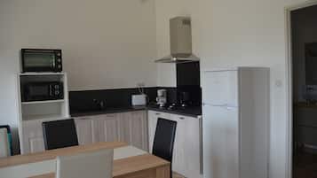 Réfrigérateur, plaque de cuisson, cafetiÚre/bouilloire, grille-pain
