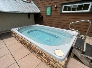 Outdoor spa tub - HH 207: Ski-In/Out | Sunrise Views | Village Steps | Sleeps 4 (Snowshoe)