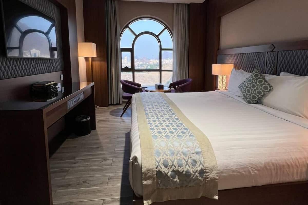 Two Connected Bedrooms, 5 Persons | 객실 내 금고, 방음 설비, 무료 WiFi, 침대 시트