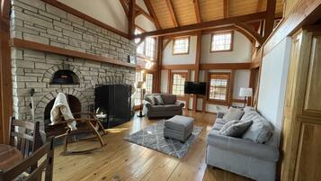 Smart-tv, een open haard en een tafeltennistafel