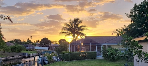 Heated Pool Home on a Gulf Access Canal w/Kayaks & lots of fishing!!