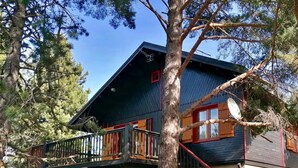 A two-story building with a balcony, surrounded by trees. - Cosy chalet close to resorts and lake many activities summer/winter 10 pl. ⛷️🥾🦌 (Matemale)