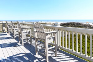 Property grounds - Oceanfront 3B/3B Condo - Ocean Creek Resort Unit CC6 - Walk to Barefoot Landing! (Myrtle Beach)