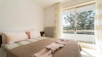 4 habitaciones, escritorio, tabla de planchar con plancha y wifi