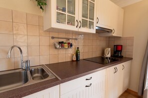 Mikrowelle, Geschirrspüler, Wasserkocher mit Kaffee-/Teezubehör, Toaster