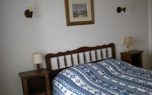 3 bedrooms, iron/ironing board, internet, bed sheets