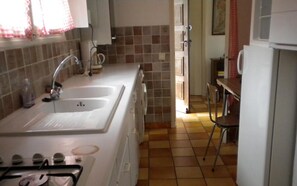 Microwave, oven, dishwasher, coffee/tea maker - "villa Mona" à 700 m de la mer (GRIMAUD)