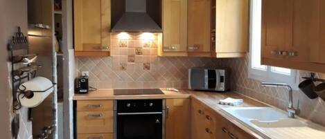 Mikrowelle, Ofen, Geschirrspüler, Wasserkocher mit Kaffee-/Teezubehör