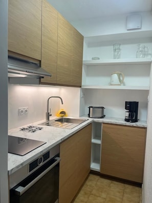 Microwave, dishwasher, coffee/tea maker, toaster
