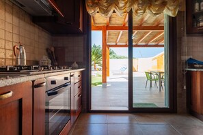 Réfrigérateur, micro-ondes, plaque de cuisson, lave-vaisselle