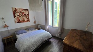 1 quarto, ferros/tábuas de passar roupa, acesso à internet