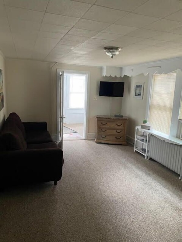 TV - Ww322 East Maple Ave, Unit 1 (Wildwood)