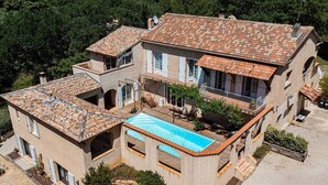 A large house with a swimming pool, multiple balconies, and a garden. - Piscine Chauffée Privée - Parc Régional Naturel St (EVENOS)