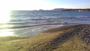 A beach with clear skies and calm waters. - Piscine Chauffée Privée - Parc Régional Naturel St (EVENOS)