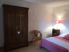 1 chambre, fer et planche à repasser, accès Internet