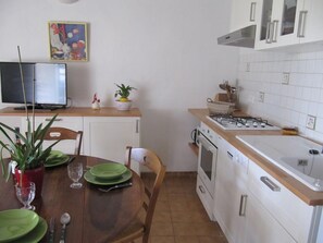 Microwave, oven, dishwasher, coffee/tea maker - Mas Provençal Avec vue Superbe (LA VERDIERE)