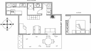 Ein Grundriss eines Hotelzimmers mit einer Küchenzeile, einem Badezimmer, einer Wohnbereich mit einer Couch und einem Tisch sowie einem separaten Schlafbereich.