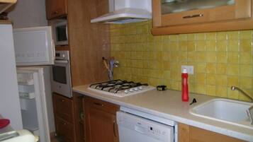 Micro-ondes, four, lave-vaisselle, cafetiĂšre/bouilloire