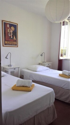 4 bedrooms, iron/ironing board, internet, bed sheets