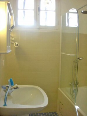 Bathtub, towels