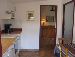 Microwave, oven, dishwasher, coffee/tea maker