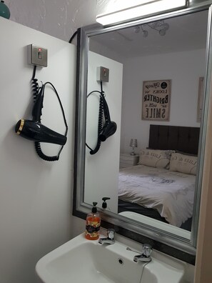 Apartment | 1 bedroom, iron/ironing board, free WiFi, bed sheets - 6 Person - 1 - Bed Apartment in Blackpool (Blackpool)