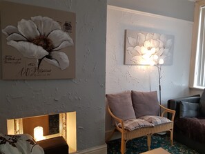 Apartment | Wohnzimmer | 30-Zoll-Fernseher mit Digitalempfang, Kamin