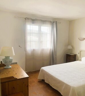 2 chambres, fer et planche à repasser, accès Internet