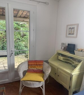 TV, DVD player - Les Volets Bleus - LA Garde Freinet (LA GARDE FREINET)