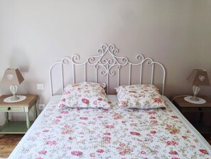 2 bedrooms, iron/ironing board, internet