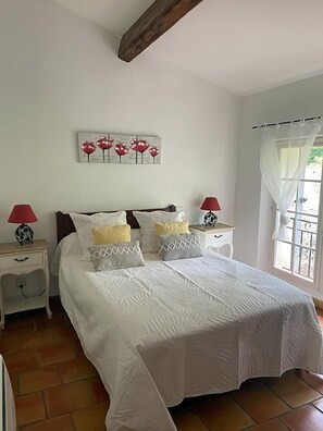 2 bedrooms, iron/ironing board, internet